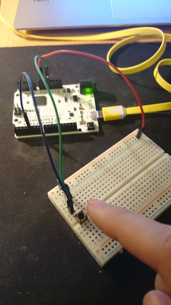 "El botón", si se pulsa aparece en pantalla en el curso donde lo tengas  un texto indicando la cantidad de veces que ha sido pulsado